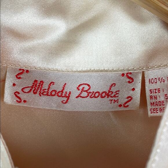 Vintage Cream Blouse with Cropped Style and Elegant Sheen - Picture 5 of 8